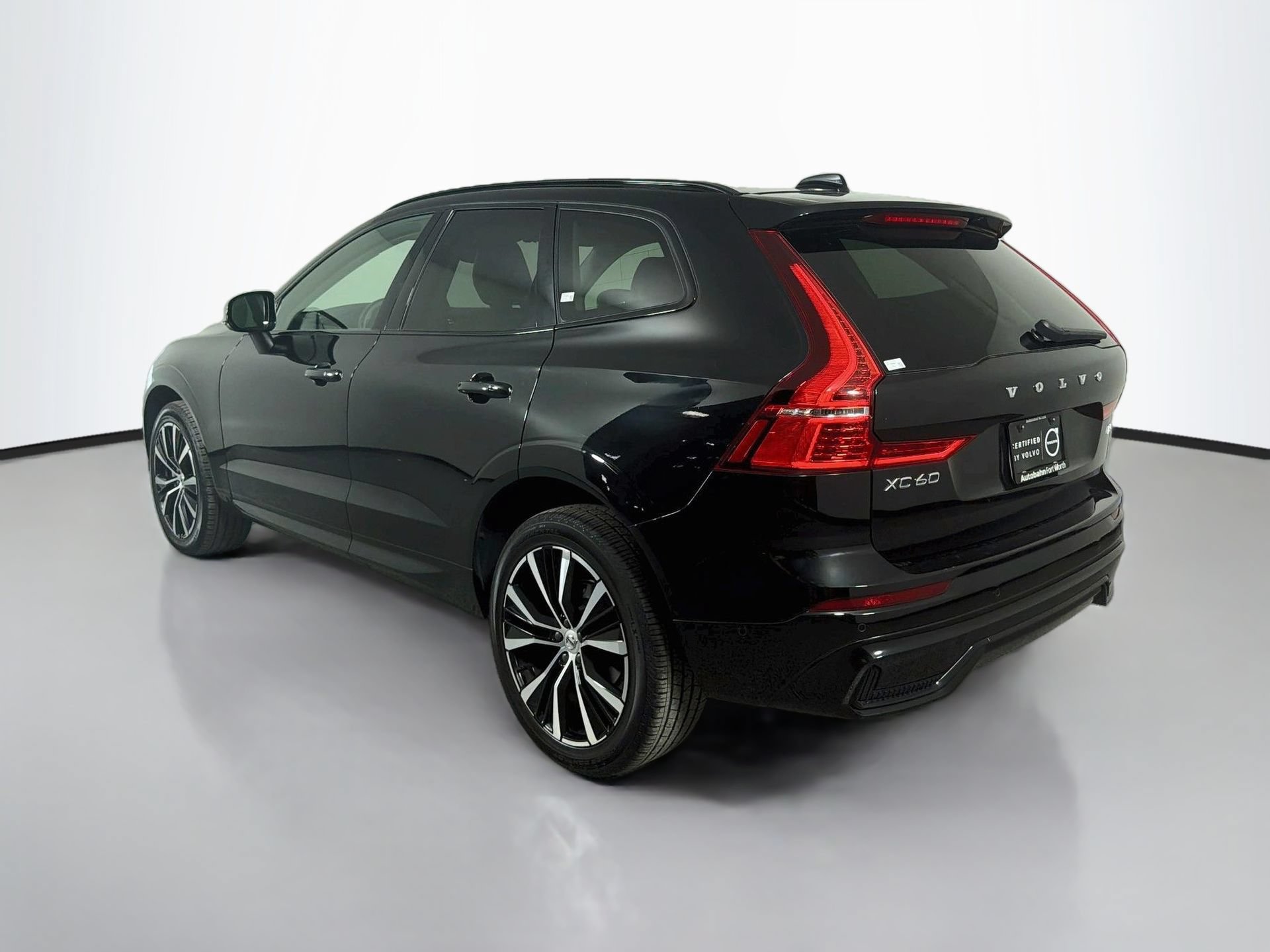 Certified 2024 Volvo XC60 B5 Plus AWD/4WD image 8