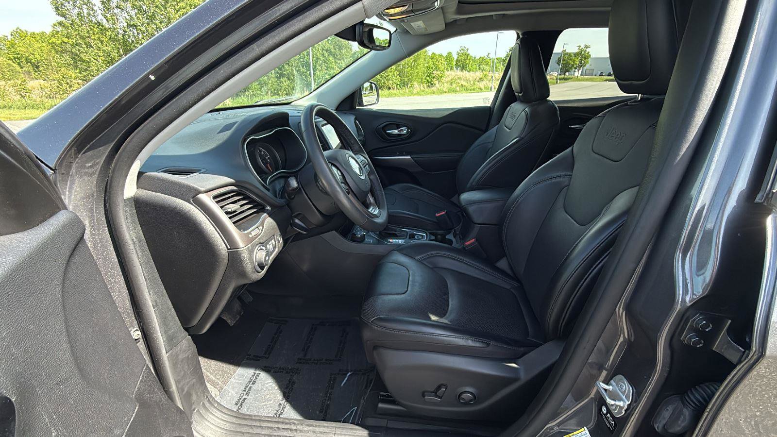 Used 2022 Jeep Cherokee Latitude Lux w/ Sun & Sound Group AWD/4WD image 25