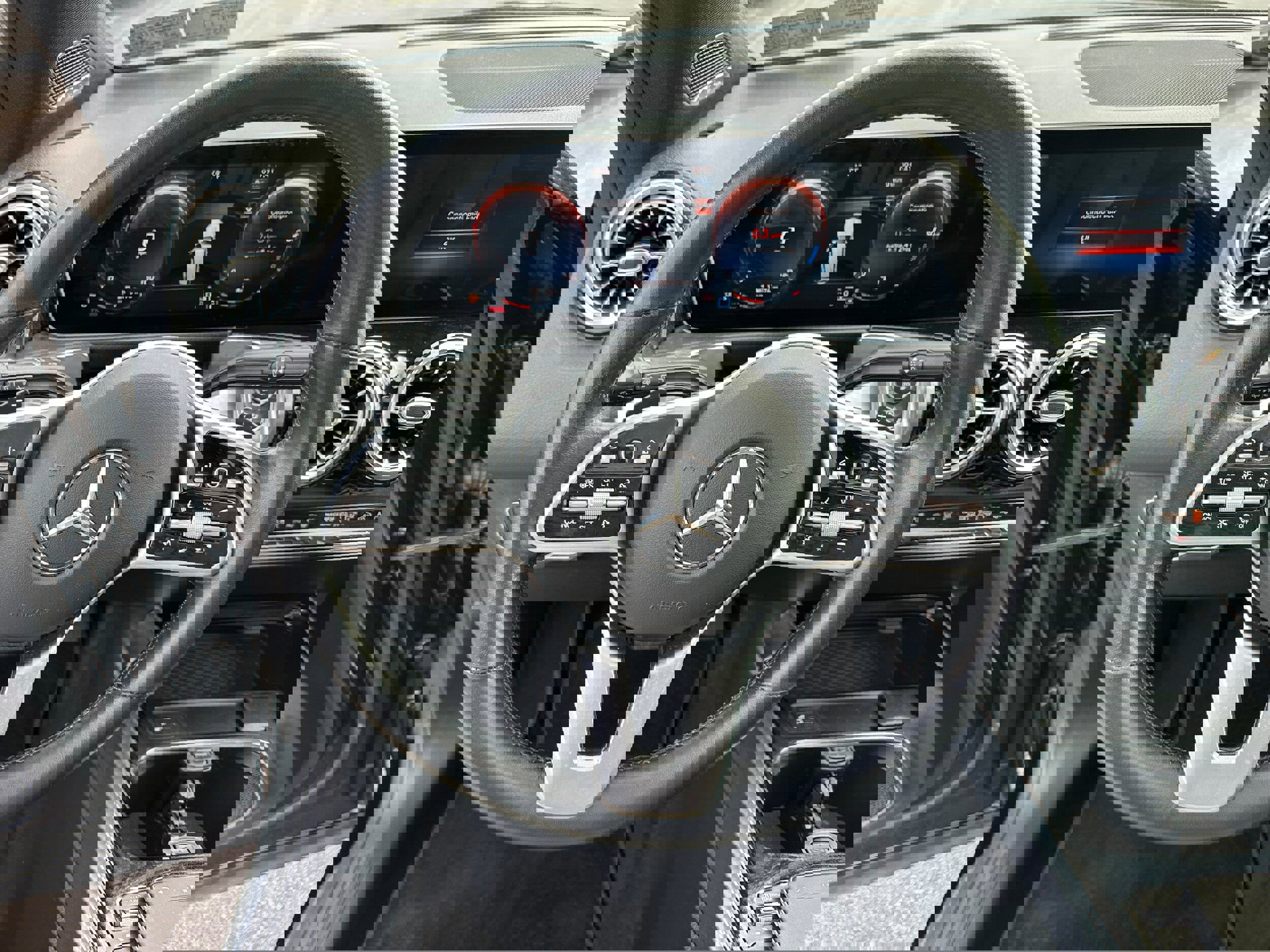 Used 2021 Mercedes-Benz GLB 250 4MATIC image 37