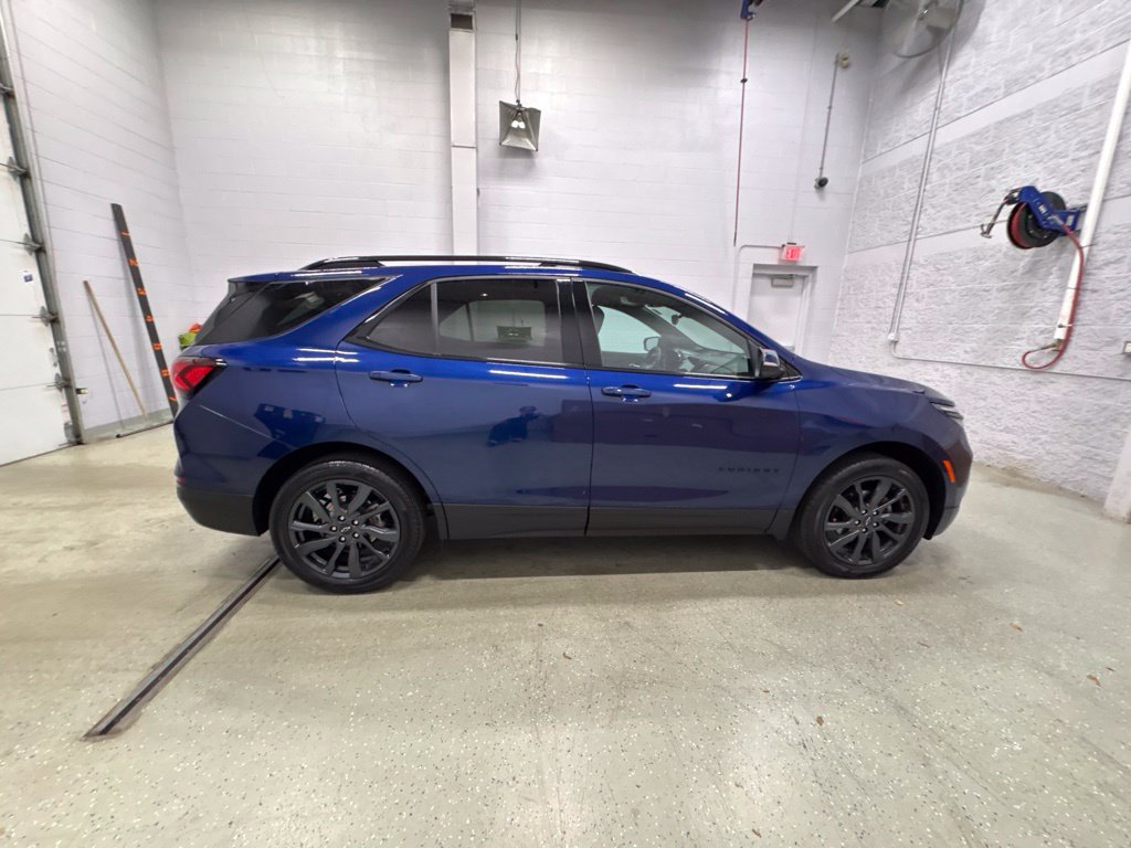 Used 2023 Chevrolet Equinox RS AWD/4WD image 3