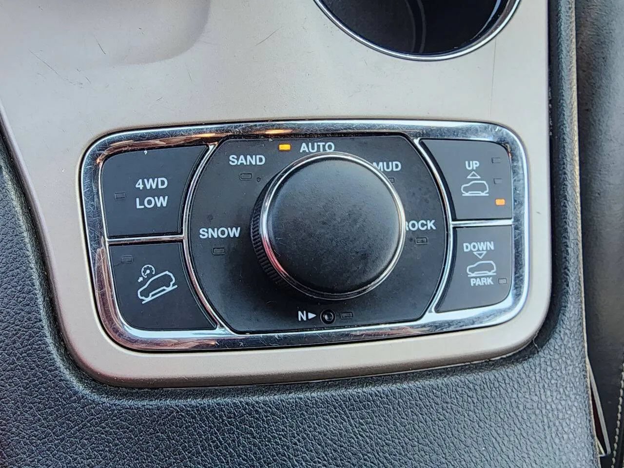 Used 2014 Jeep Grand Cherokee Overland w/ Advanced Technology Group AWD/4WD image 19