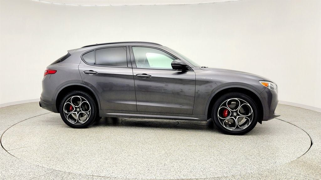 Used 2022 Alfa Romeo Stelvio Veloce AWD/4WD image 4