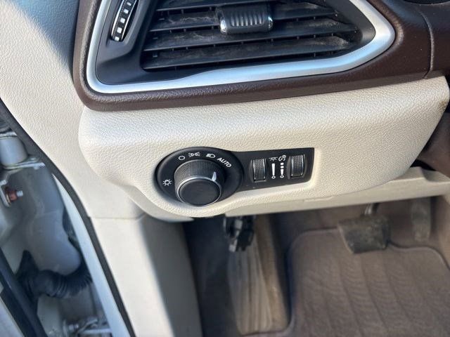 Used 2017 Chrysler Pacifica Touring w/ Tire & Wheel Group FWD image 19