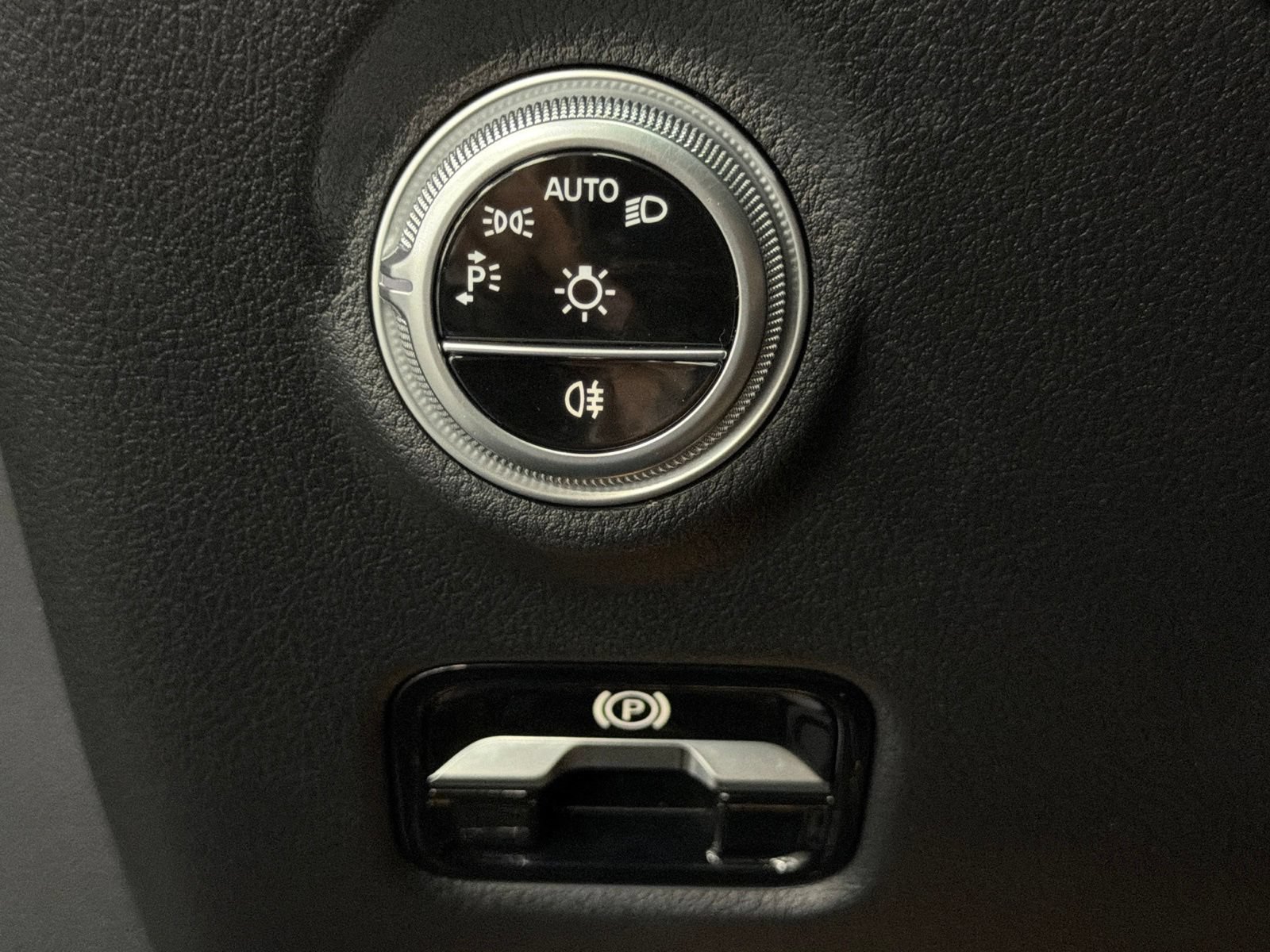 Used 2025 Mercedes-Benz C 300 Sedan image 31