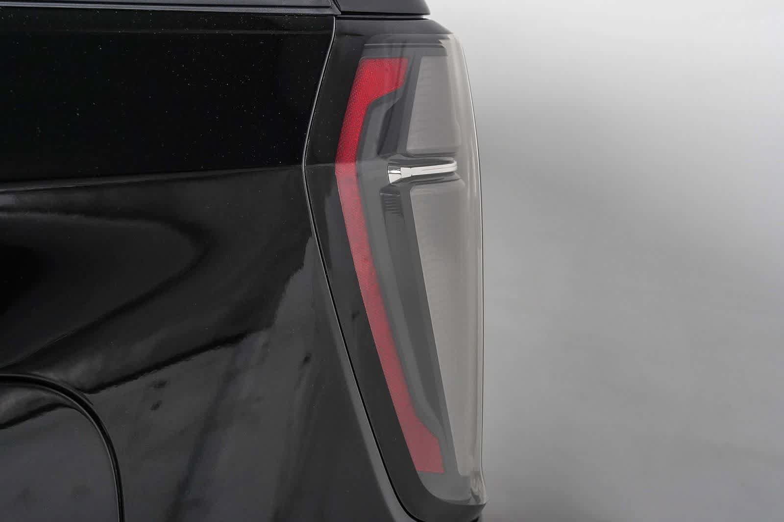 Used 2025 Chevrolet Suburban Premier RWD image 8