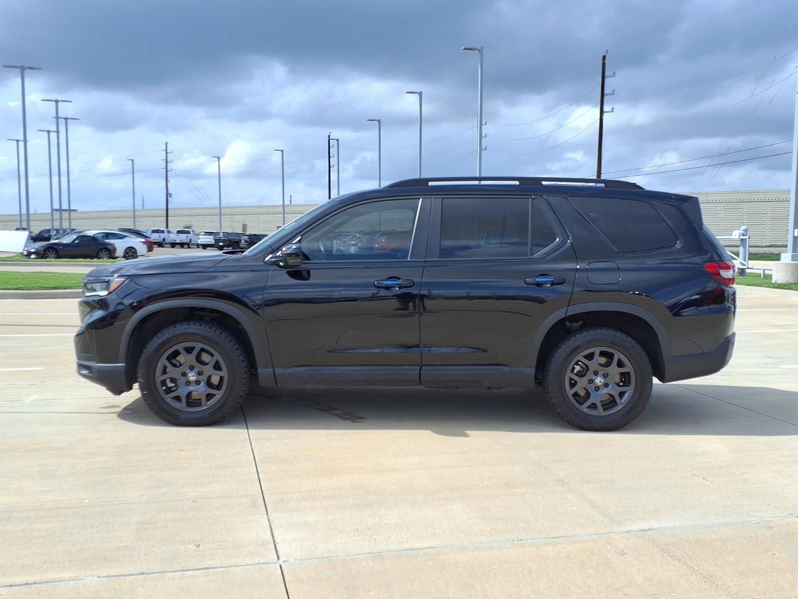 Used 2025 Honda Pilot TrailSport image 3