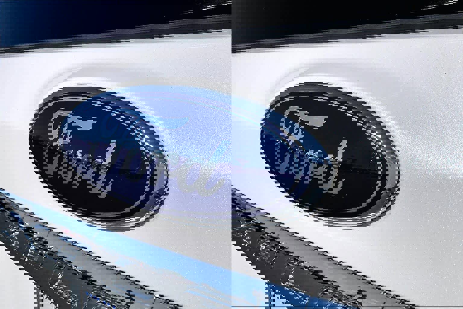 Used 2015 Ford Explorer XLT w/ Equipment Group 202A image 30