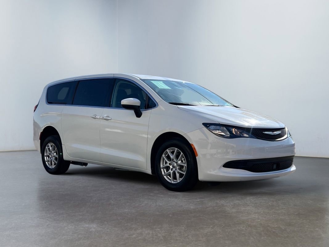 Used 2022 Chrysler Voyager LX image 4