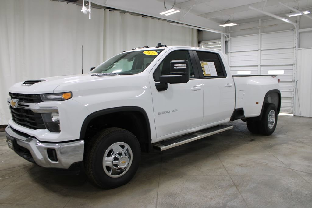 Used 2024 Chevrolet Silverado 3500 LT w/ Convenience Package image 4