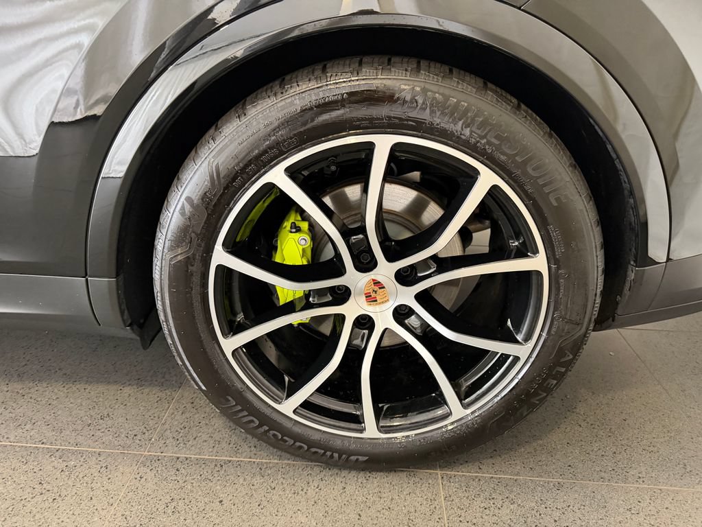 Certified 2025 Porsche Cayenne E-Hybrid Coupe AWD/4WD image 11