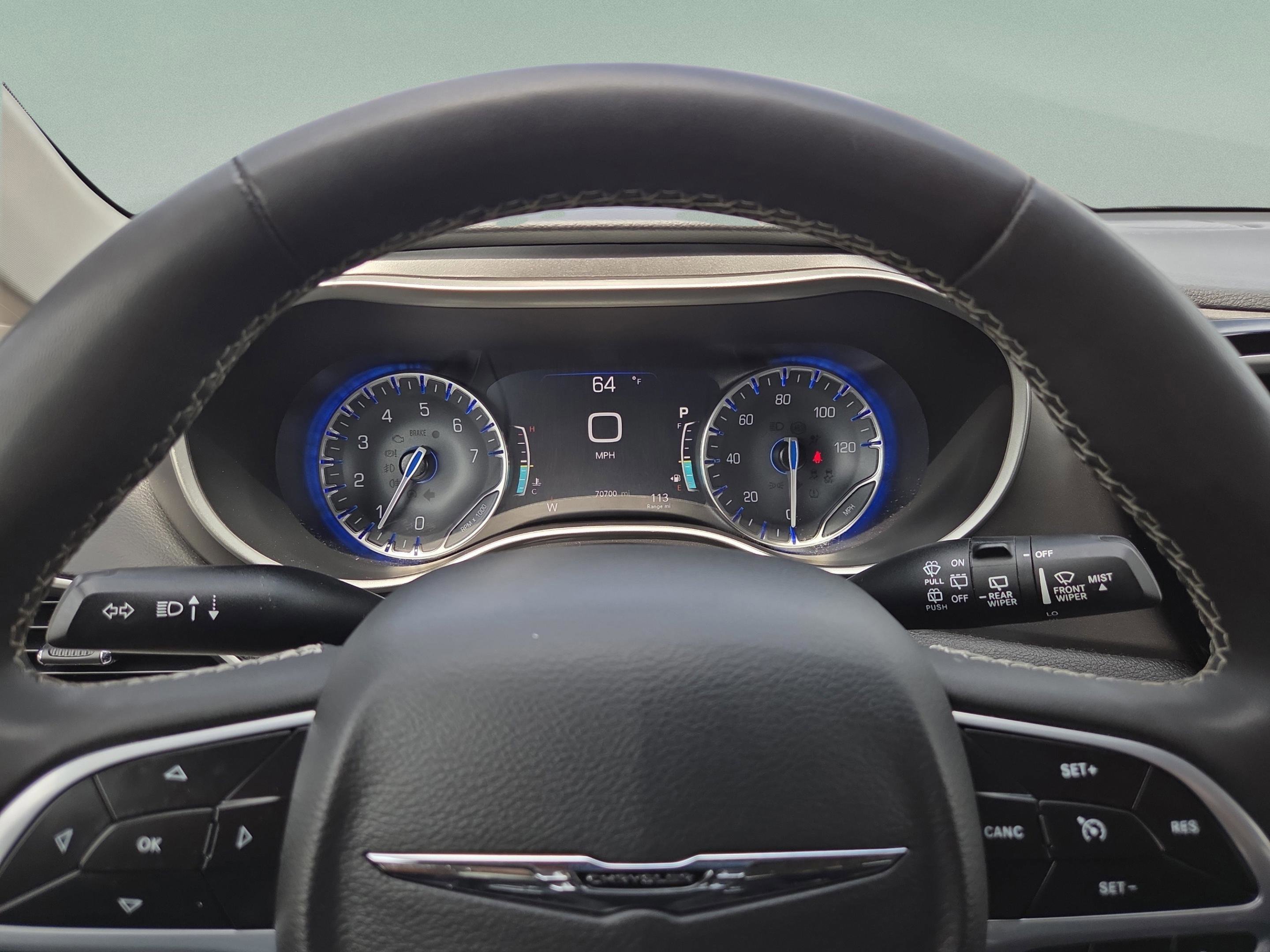 Used 2023 Chrysler Pacifica Touring-L FWD image 15