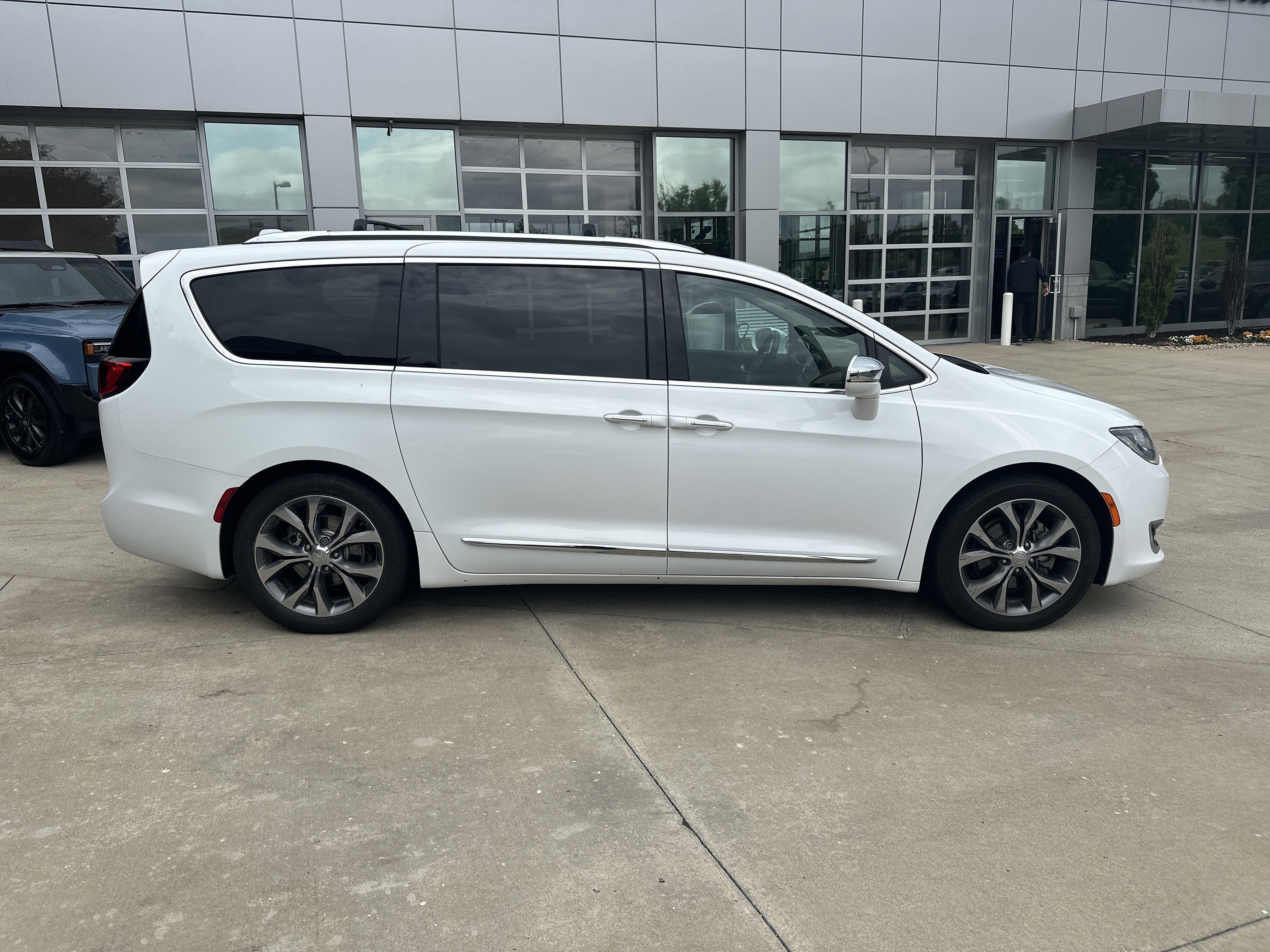 Used 2017 Chrysler Pacifica Limited FWD image 8