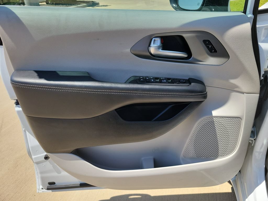 Used 2024 Chrysler Pacifica Touring-L FWD image 15
