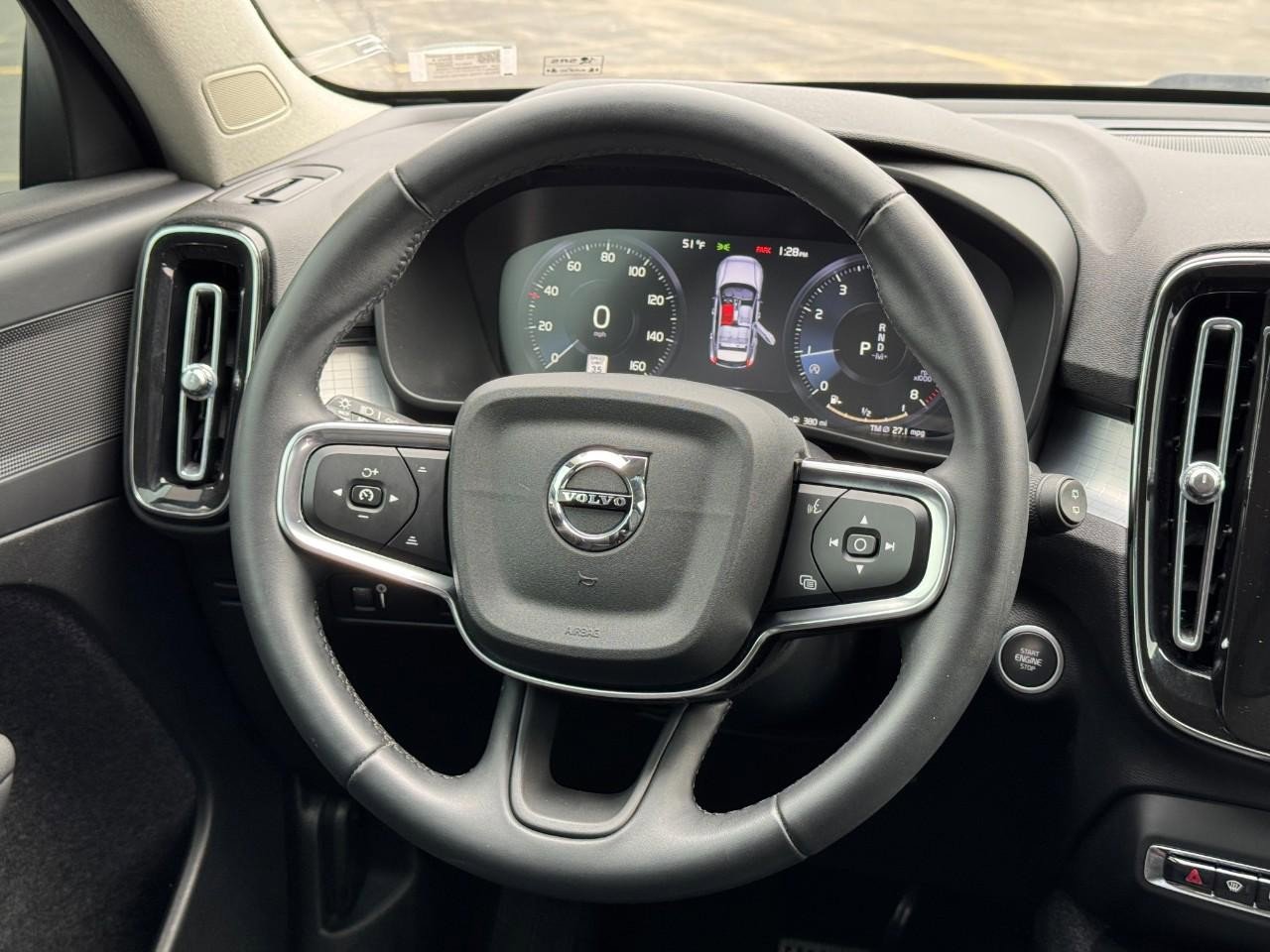 Used 2022 Volvo XC40 T4 Momentum image 13