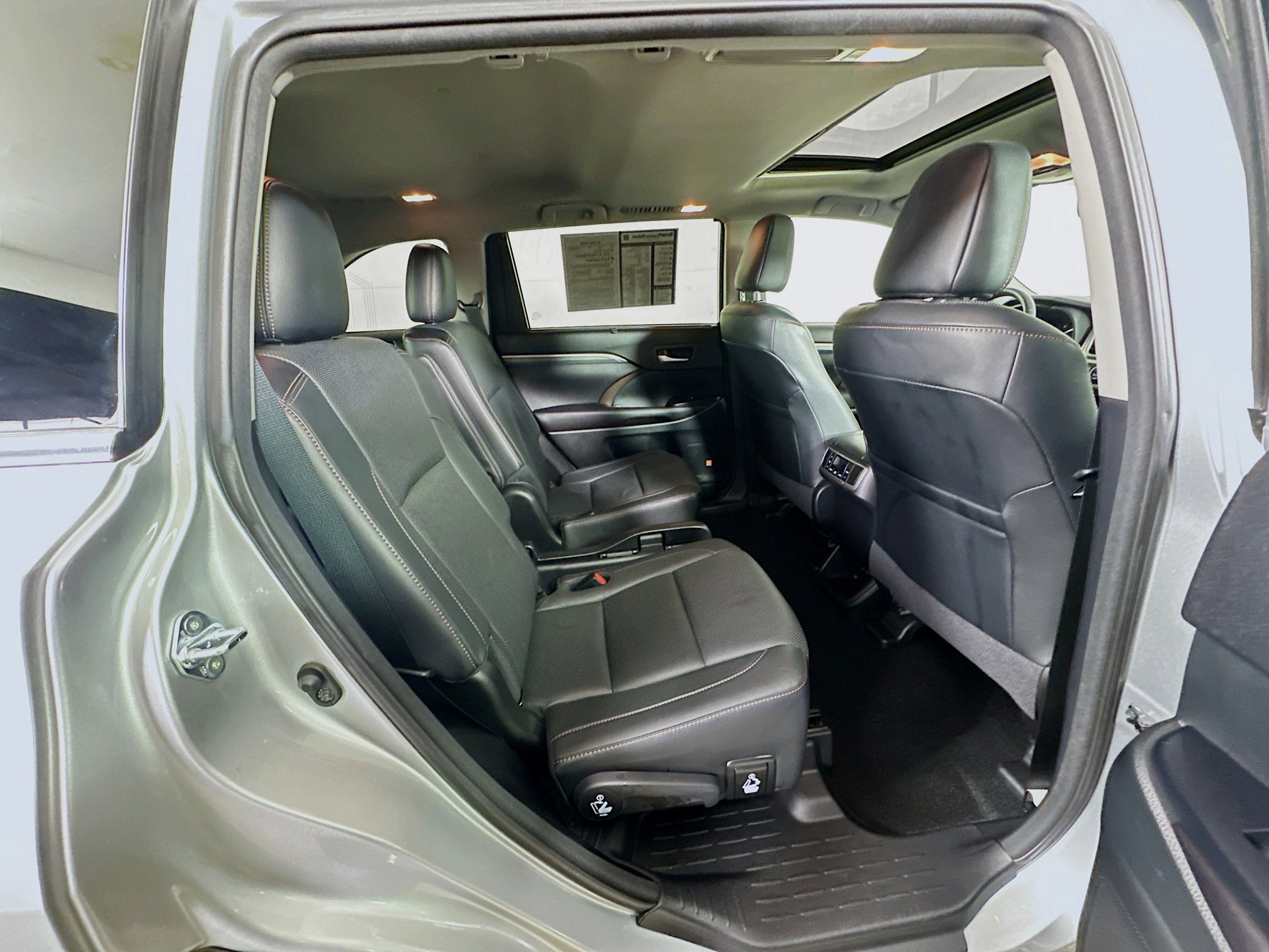 Used 2017 Toyota Highlander Limited image 30