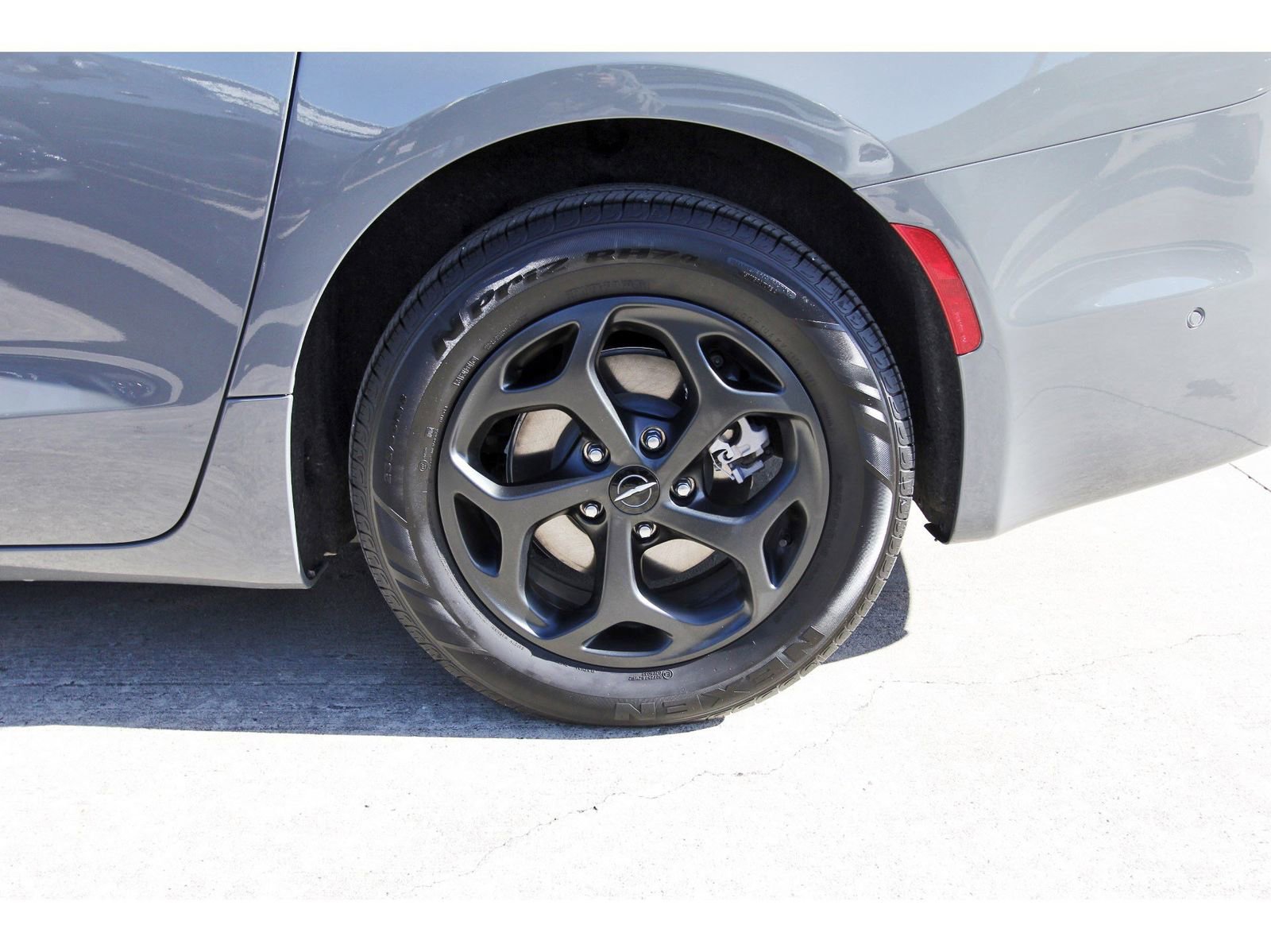 Used 2024 Chrysler Pacifica Premium image 30