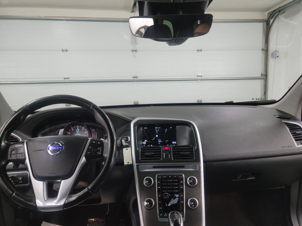 Used 2015 Volvo XC60 T6 w/ Proximity Package image 14