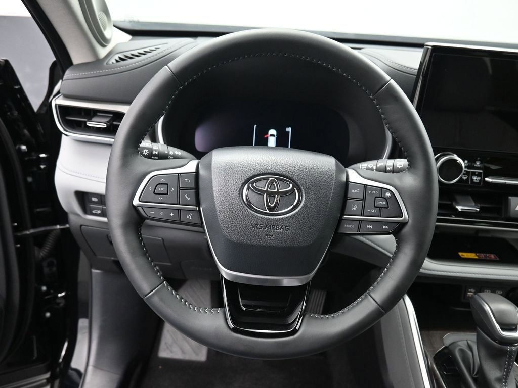 Used 2025 Toyota Highlander Limited image 19