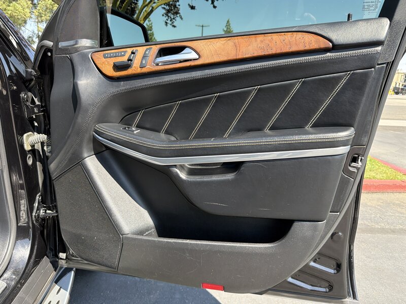 Used 2015 Mercedes-Benz GL 63 AMG 4MATIC image 35