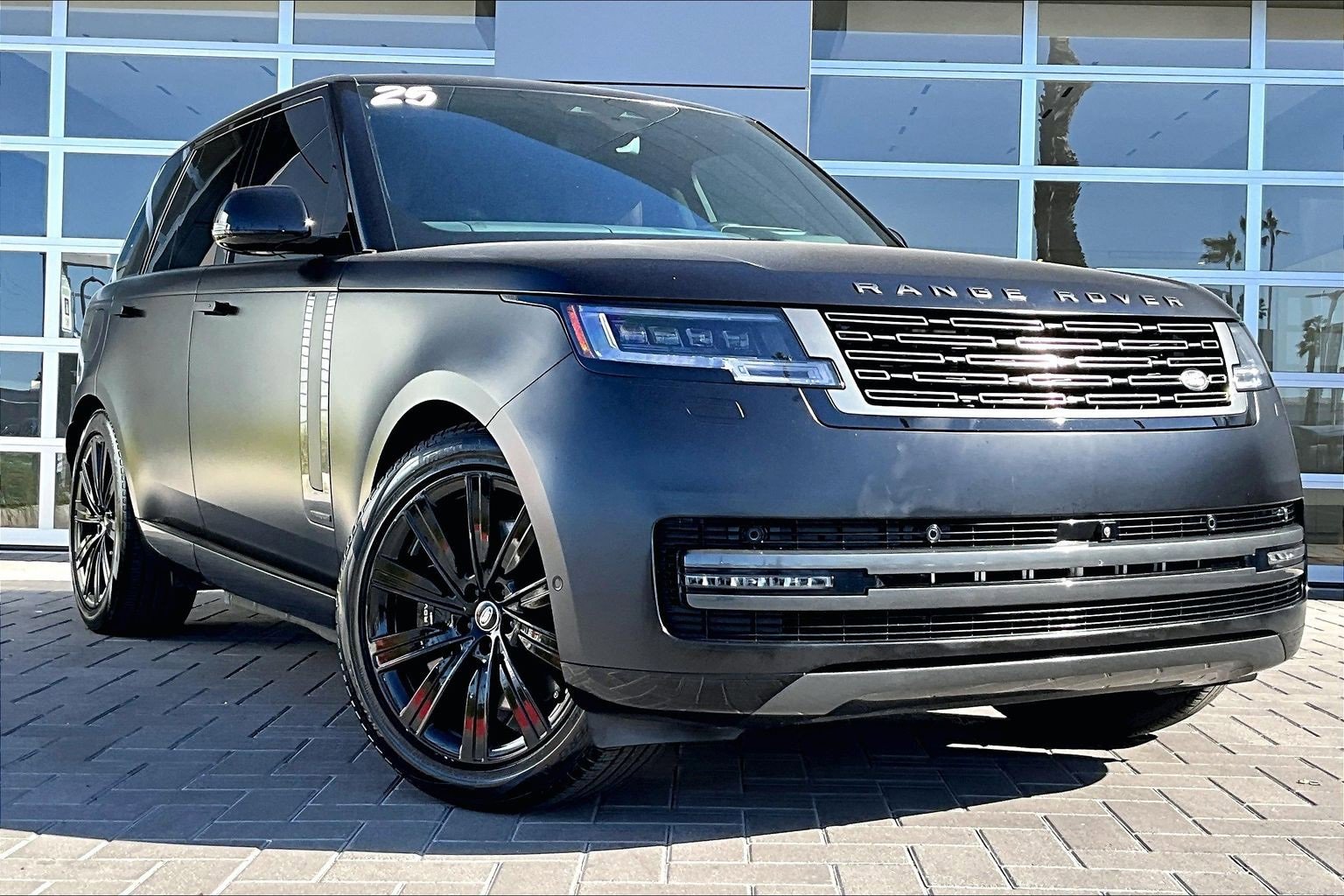 Used 2025 Land Rover Range Rover Autobiography image 3