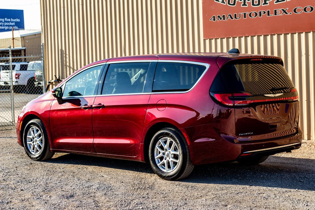 Used 2023 Chrysler Pacifica Touring-L image 6