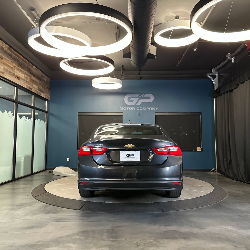Used 2017 Chevrolet Malibu LT w/ Leather Package FWD image 4