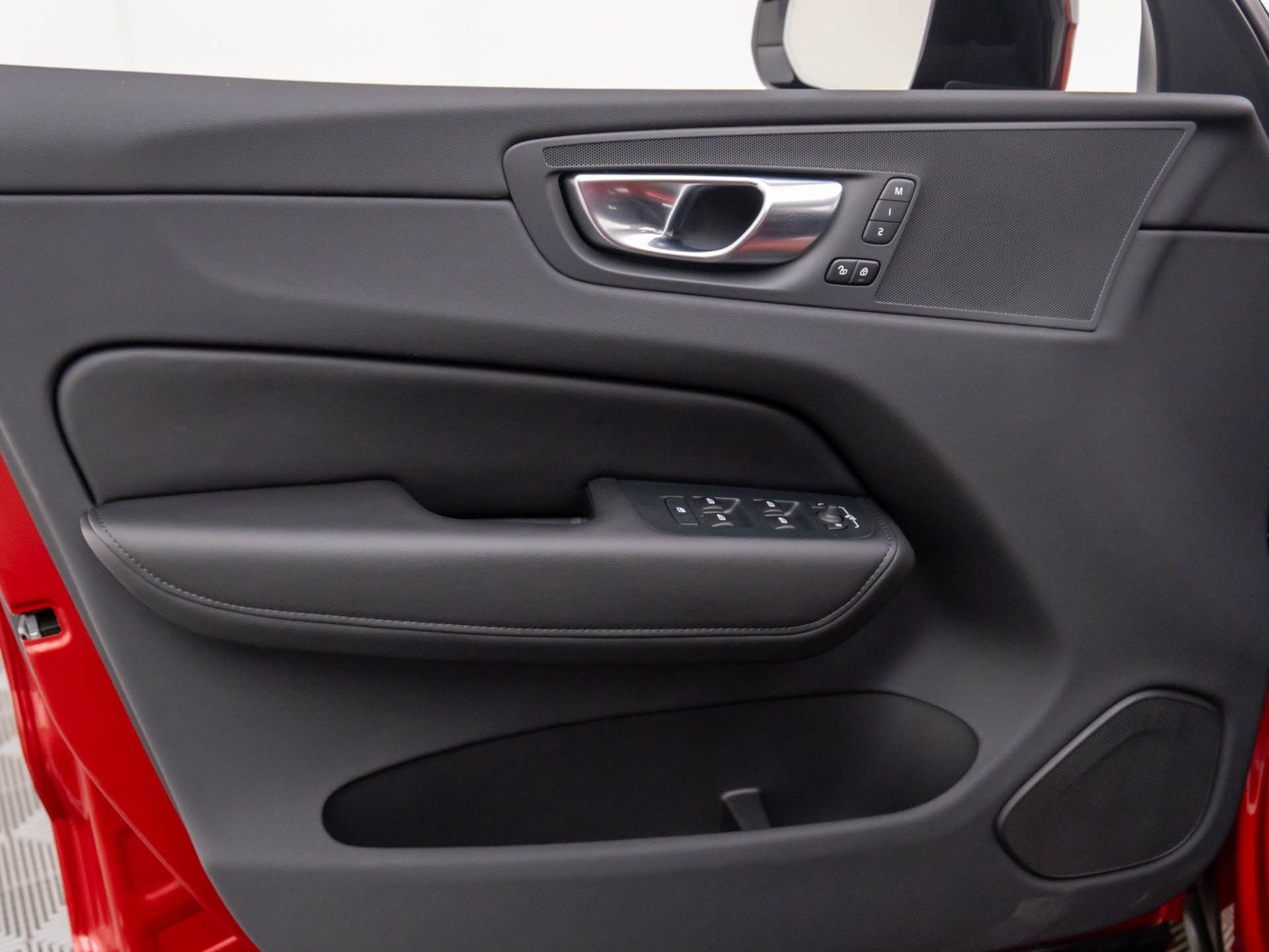 Used 2025 Volvo XC60 B5 Core w/ Protection Package Premier image 12