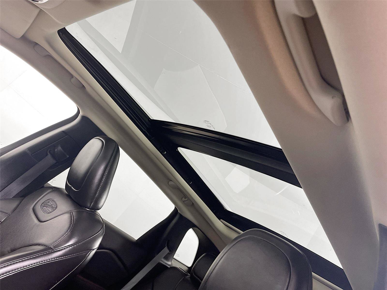 Used 2017 Jeep Cherokee Overland w/ Technology Group image 17