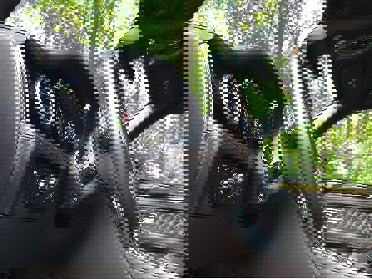 Used 2020 Bentley Bentayga Plug-In Hybrid image 36