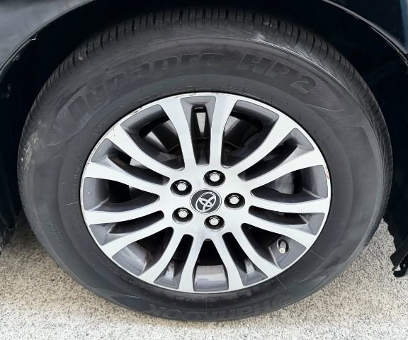 Used 2018 Toyota Sienna XLE image 29