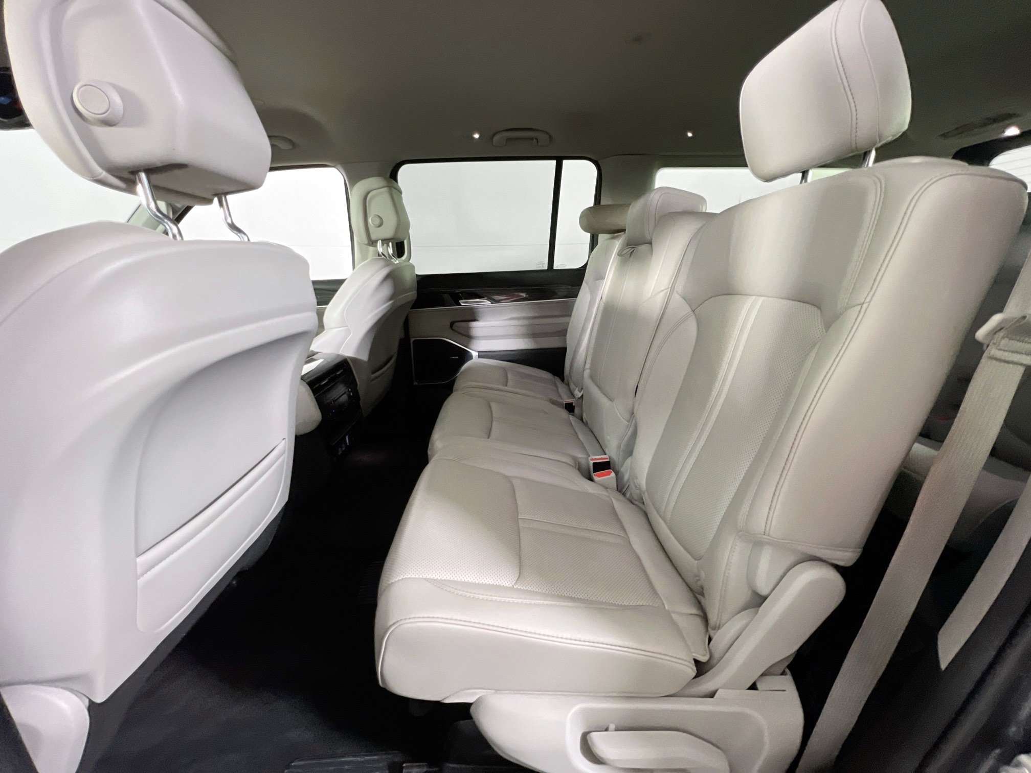 Used 2022 Jeep Wagoneer Series III AWD/4WD image 25