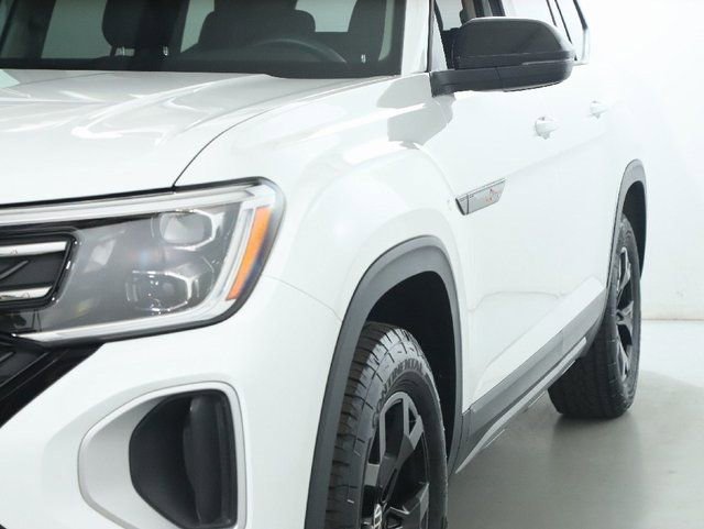 Used 2025 Volkswagen Atlas Peak Edition SE AWD/4WD image 4