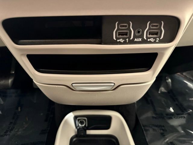 Used 2023 Chrysler Voyager LX image 39