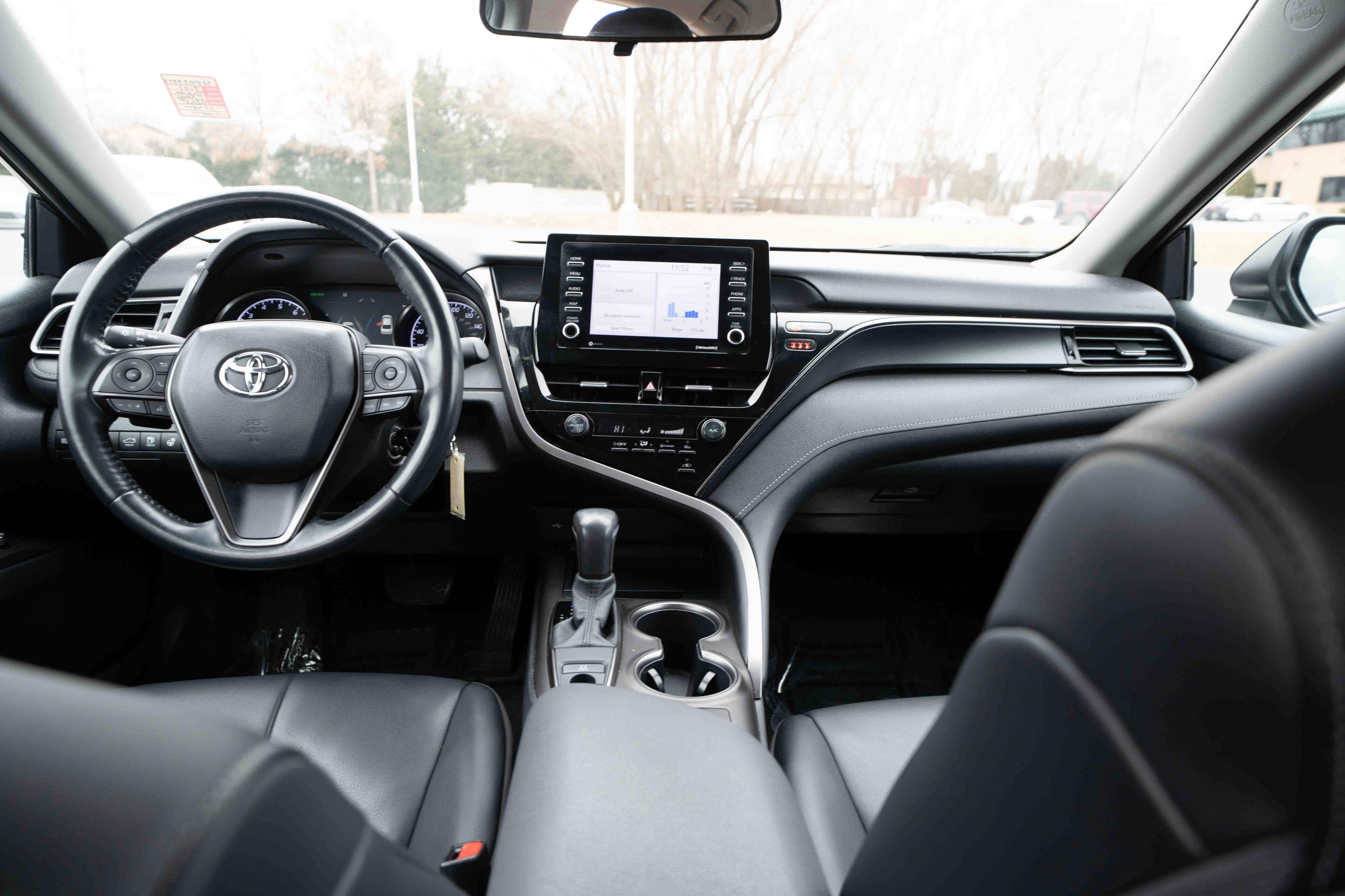 Used 2021 Toyota Camry SE w/ Cold Weather Package image 20