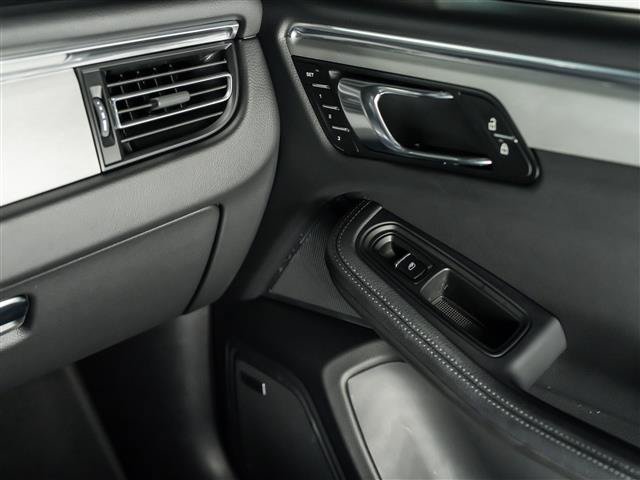 Certified 2026 Porsche Macan AWD/4WD image 28