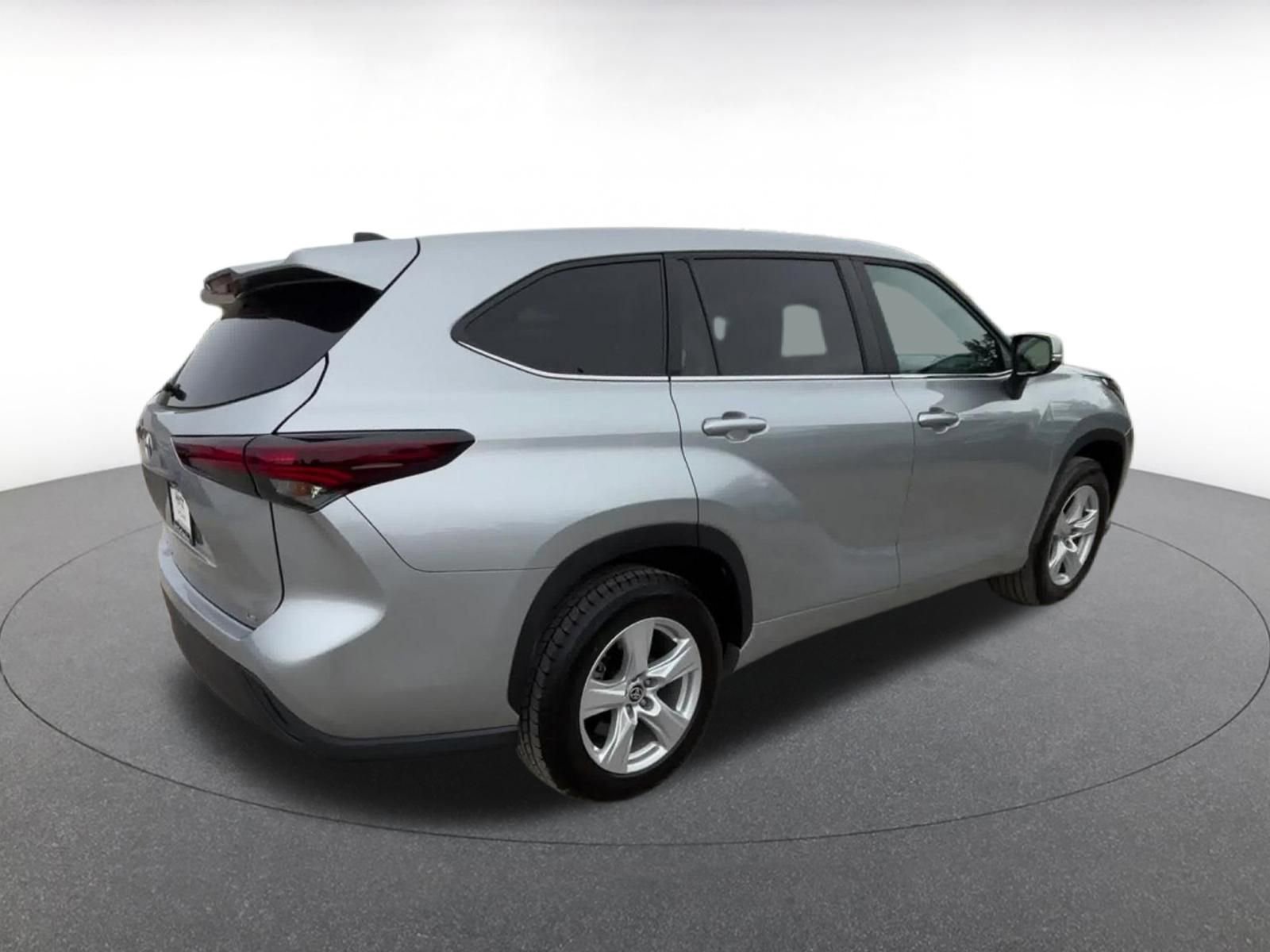 Used 2025 Toyota Highlander LE FWD image 15