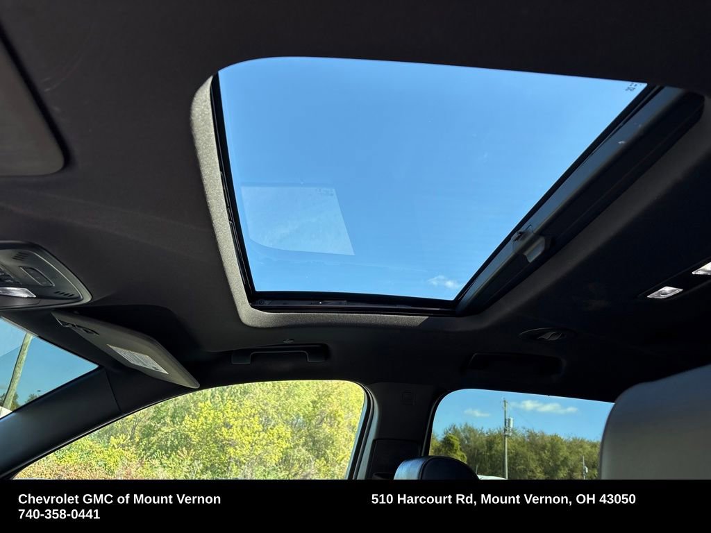 Used 2023 Chevrolet Traverse RS image 24