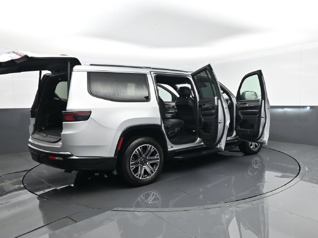 Used 2025 Jeep Wagoneer Series II AWD/4WD image 34