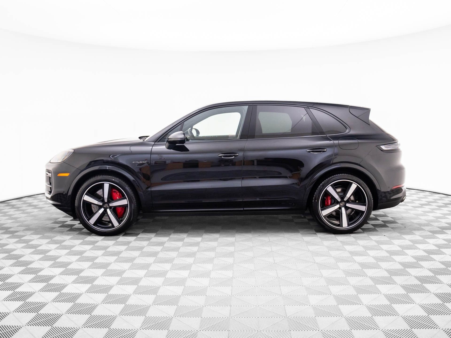 New 2025 Porsche Cayenne Turbo image 2