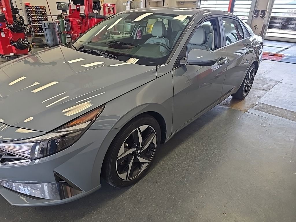 Used 2021 Hyundai Elantra Limited FWD image 4