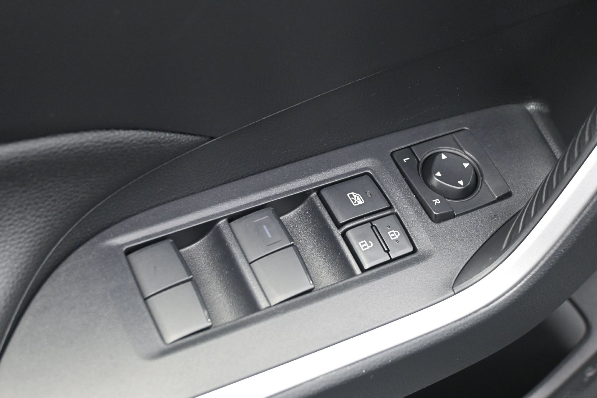 Used 2025 Toyota RAV4 LE AWD/4WD image 18