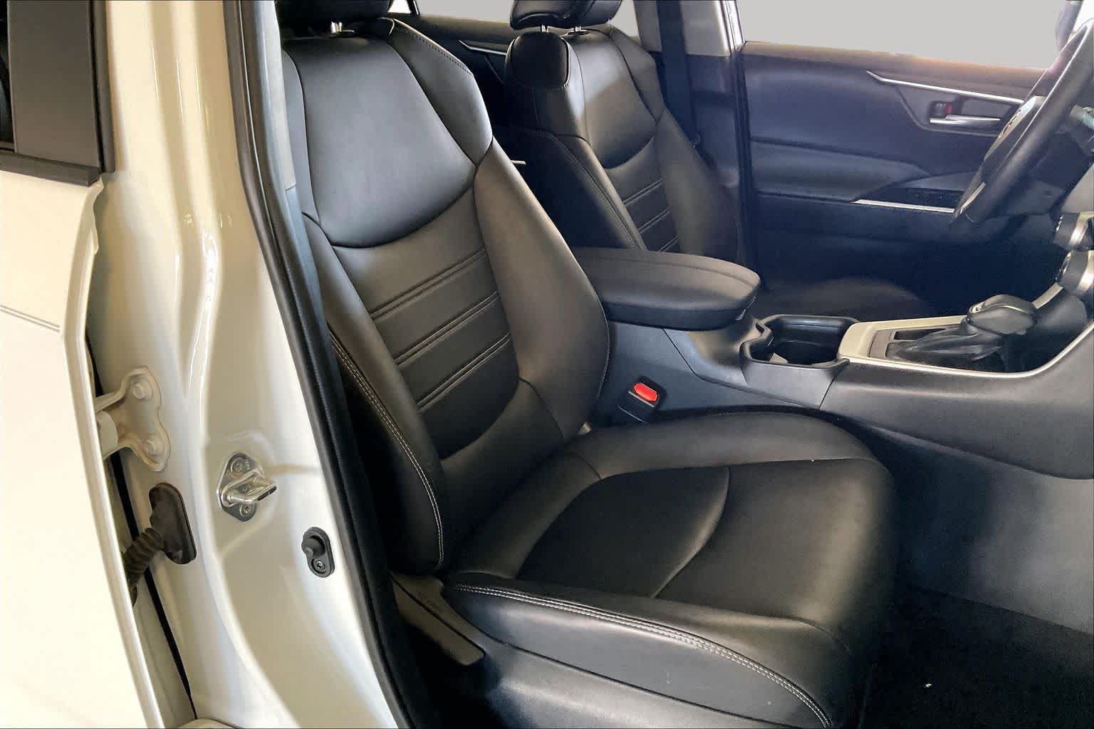 Used 2020 Toyota RAV4 XLE Premium FWD image 8