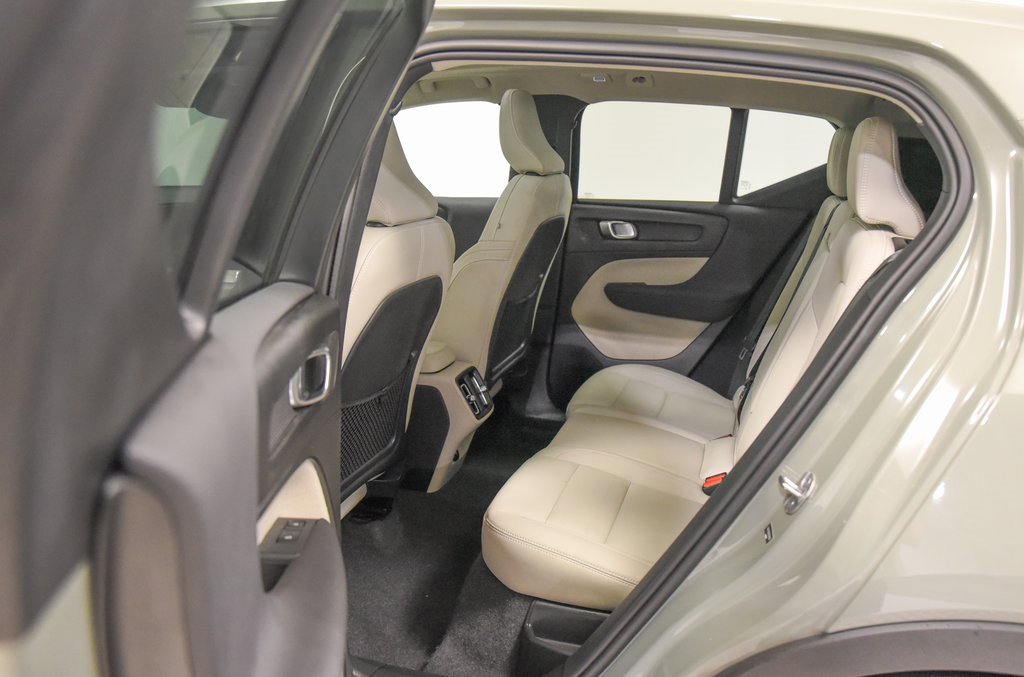 Used 2024 Volvo XC40 B5 Plus image 12