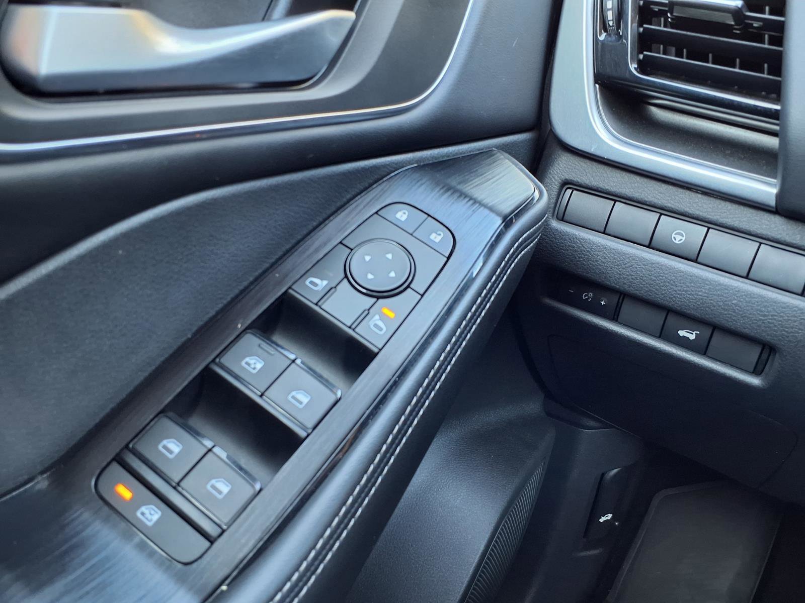 Used 2021 Nissan Rogue SV w/ Premium Package image 21