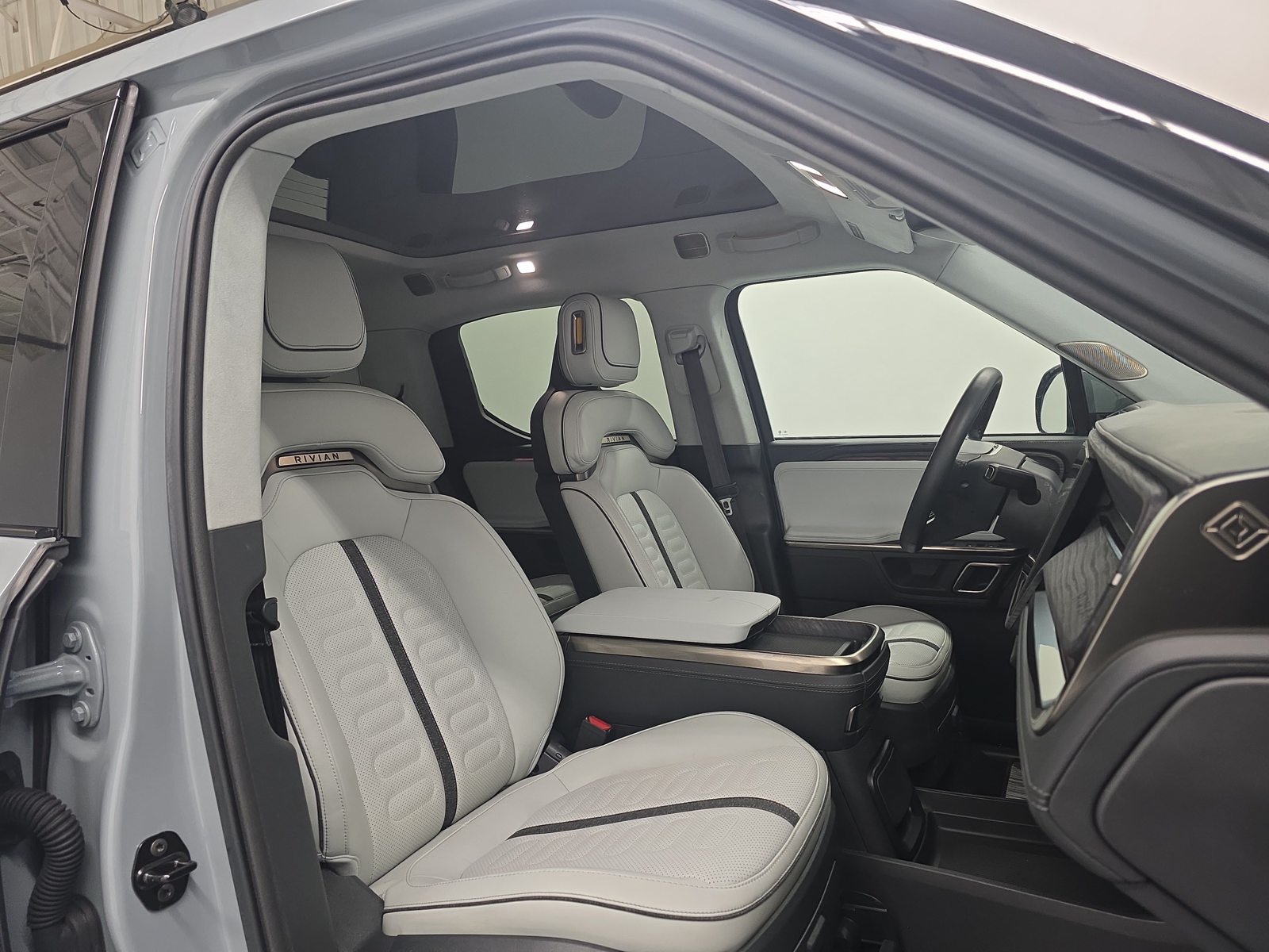 Used 2024 Rivian R1T Adventure Dual AWD/4WD image 23