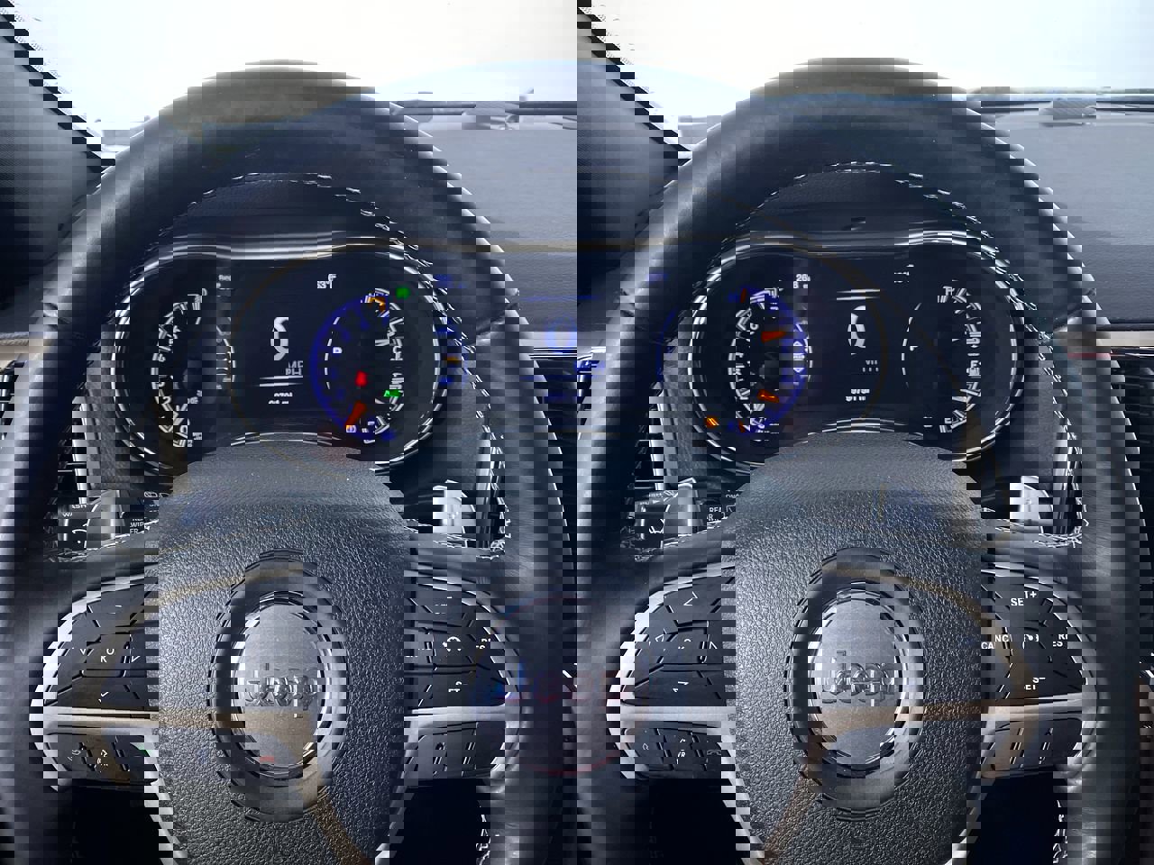 Used 2017 Jeep Grand Cherokee Limited w/ Luxury Group II image 3