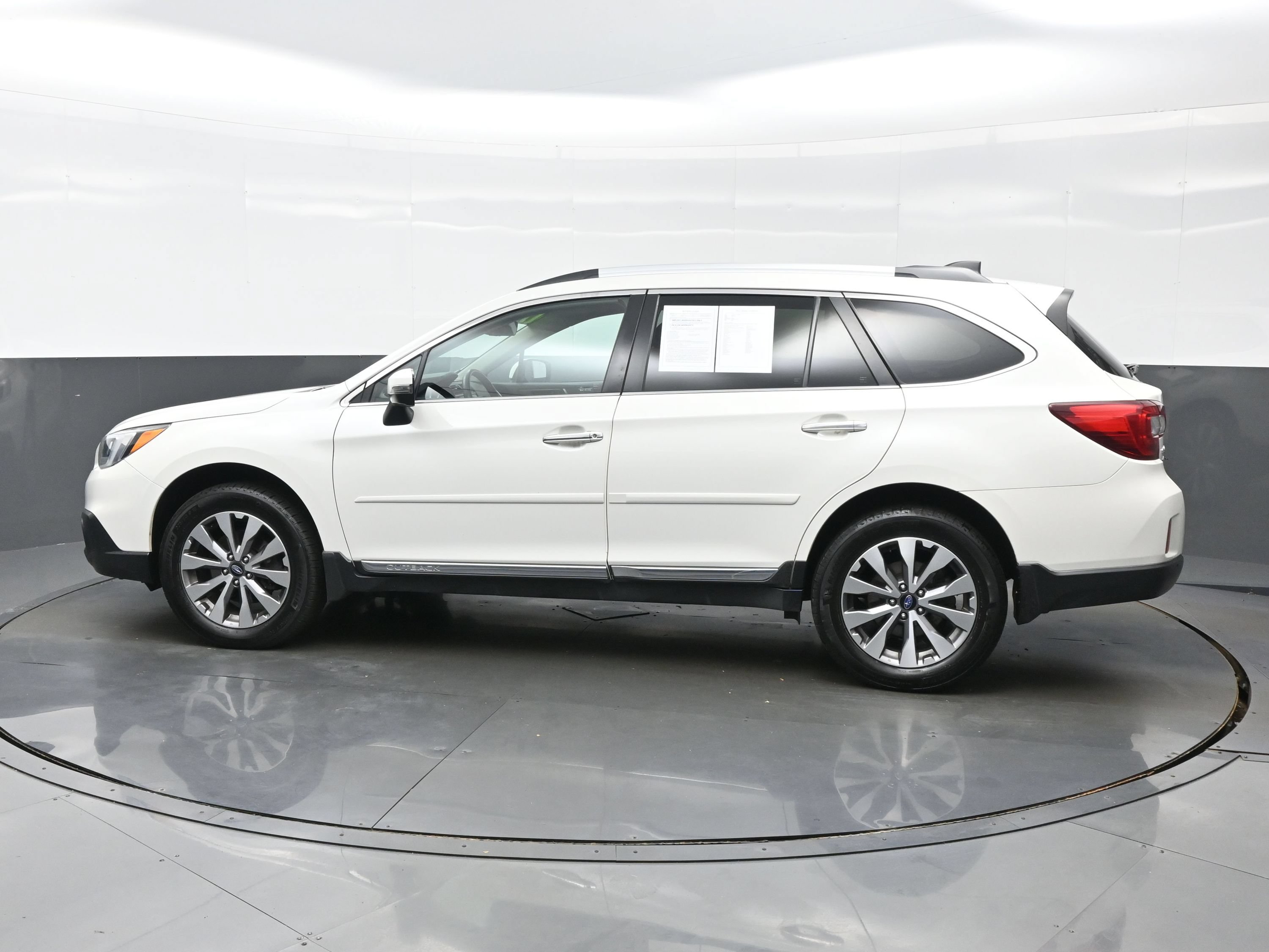 Used 2017 Subaru Outback 3.6R Touring AWD/4WD image 3