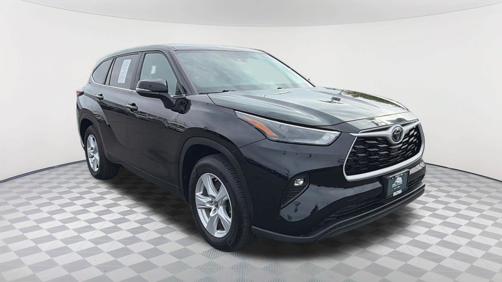 Used 2025 Toyota Highlander LE FWD image 3