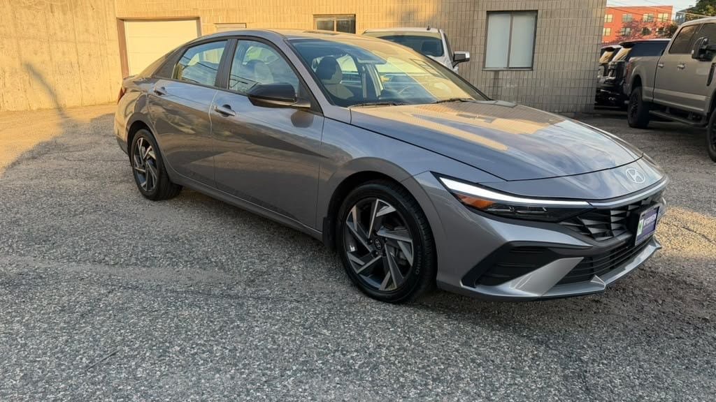 Certified 2025 Hyundai Elantra Sport FWD image 9