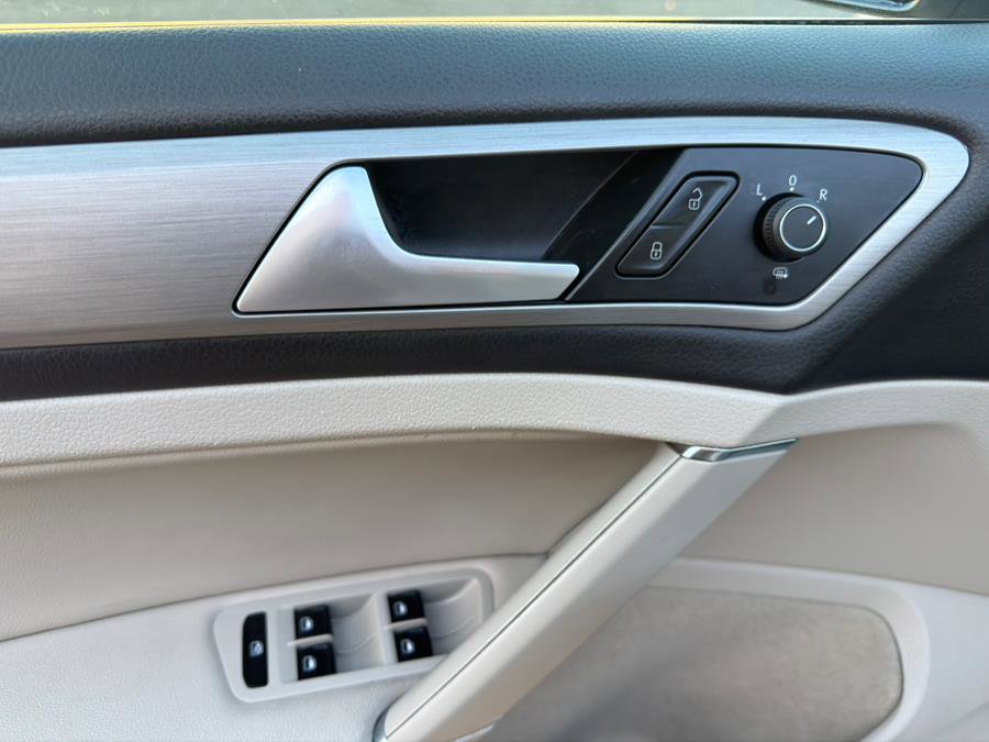 Used 2015 Volkswagen Golf S image 14